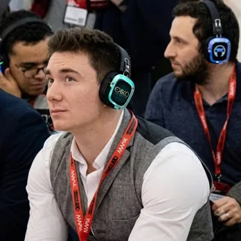 Asistentes a una conferencia con auriculares inalámbricos EKKO