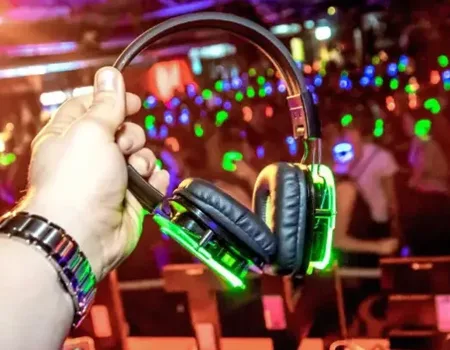 Auricular silent disco con aro LED sostenido en la mano
