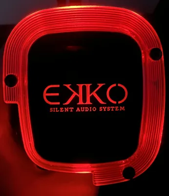 Auricular con branding corporativo iluminado en rojo