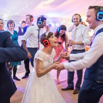 Fiesta de boda al aire libre con cascos silent disco