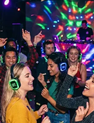 Grupo de amigos bailando en una fiesta silent disco
