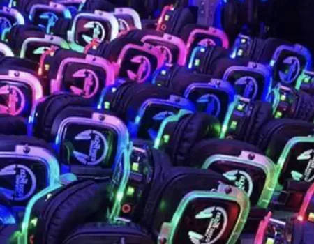 Evento nocturno en rooftop con auriculares iluminados