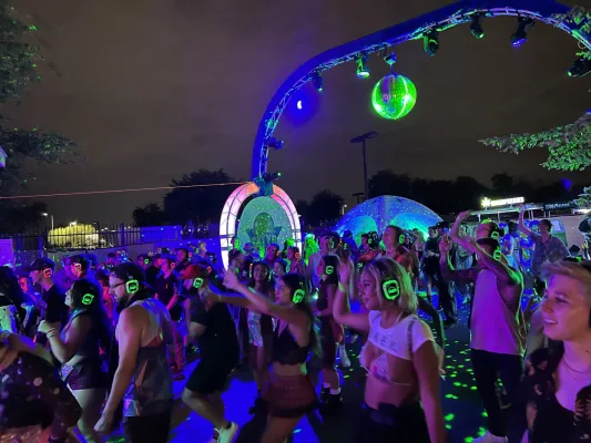 Silent disco al aire libre de noche en Barcelona