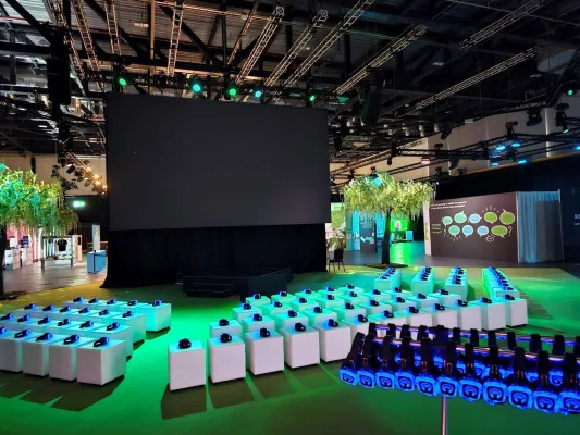 Auditorio de feria con butacas y auriculares preparados