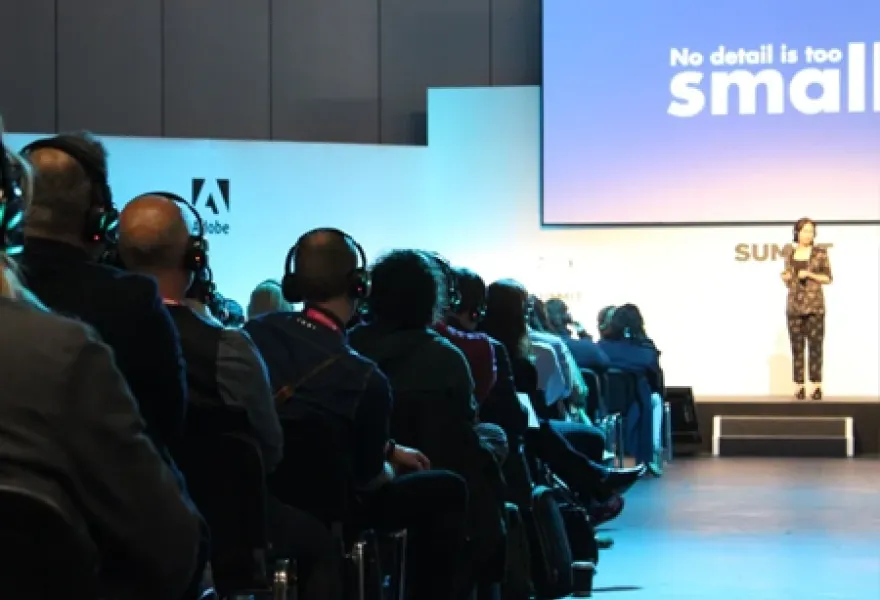 Sala de evento de marca con asistentes usando cascos EKKO