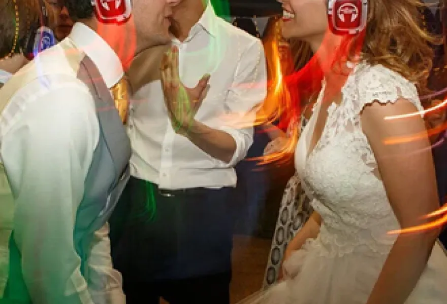 Novios bailando con cascos silent disco en su boda