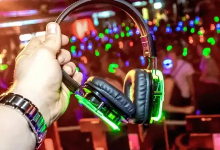 Auricular silent disco con aro LED sostenido en la mano