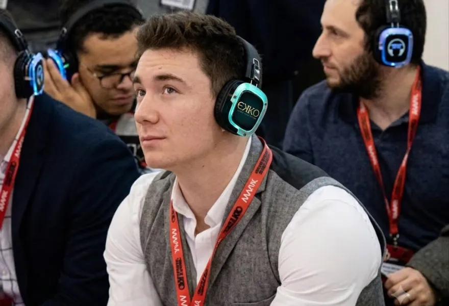 Público joven siguiendo una conferencia con cascos silenciosos