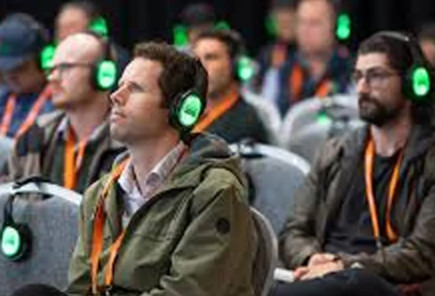 Público con cascos silent audio durante una presentación de empresa