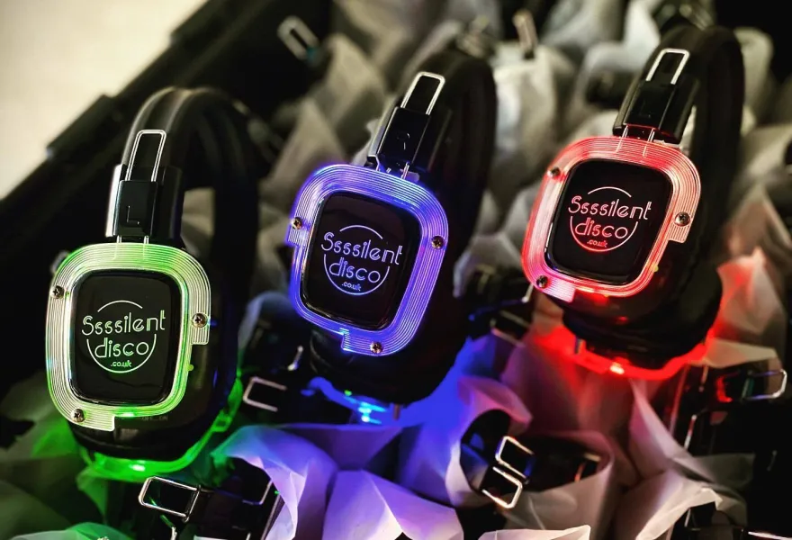 Auriculares silent disco iluminados listos para repartir