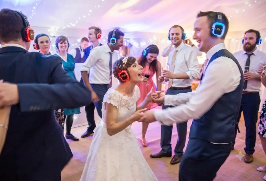 Boda con silent disco en Barcelona: invitados bailando con auriculares