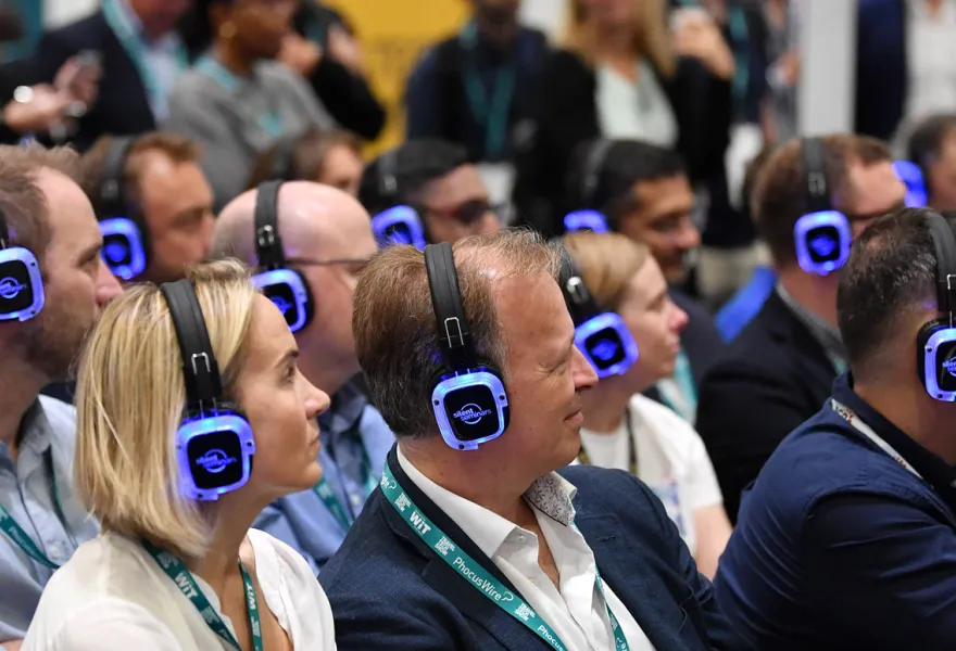 Asistentes de congreso escuchando con auriculares multicanal