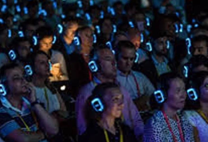 Sala de congreso internacional iluminada con auriculares EKKO
