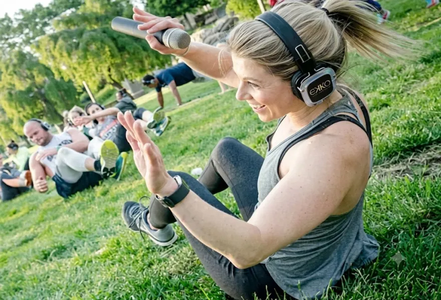 Entrenamiento al aire libre con cascos silent audio