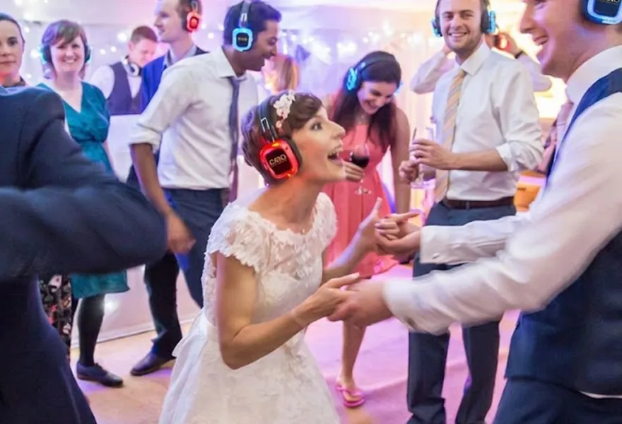 Fiesta de boda al aire libre con cascos silent disco
