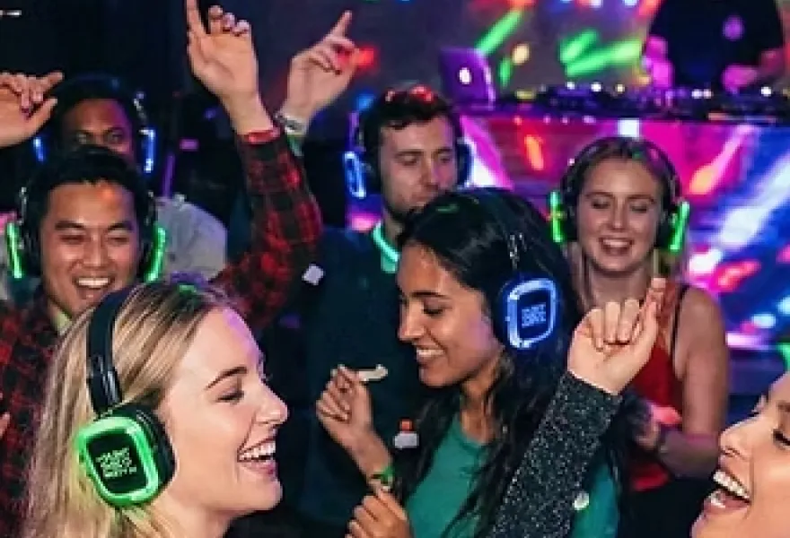 Grupo de amigos bailando en una fiesta silent disco