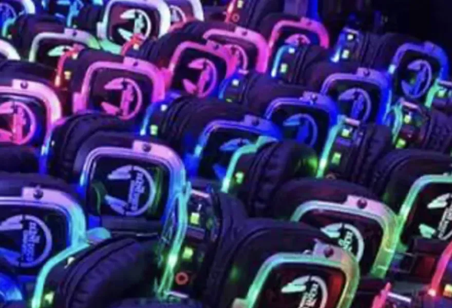 Evento nocturno en rooftop con auriculares iluminados