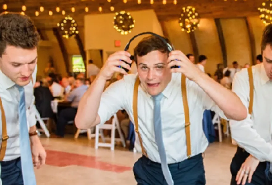 Invitados de boda de noche con auriculares inalámbricos iluminados