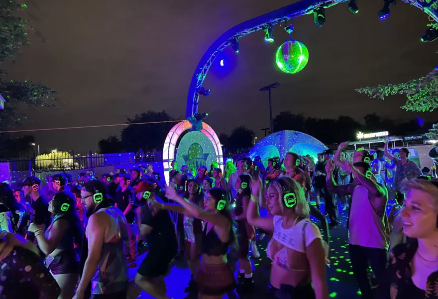 Silent disco al aire libre de noche en Barcelona