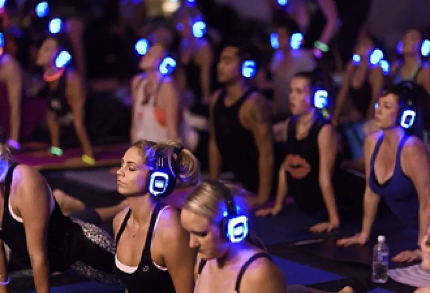 Sesión guiada con auriculares silent audio