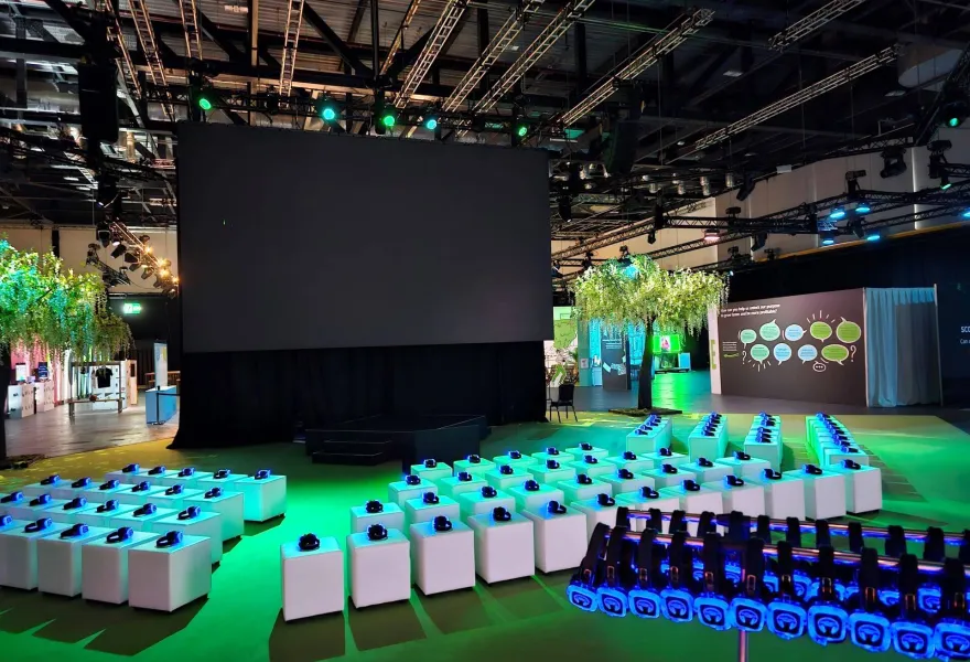 Auditorio de feria con butacas y auriculares preparados