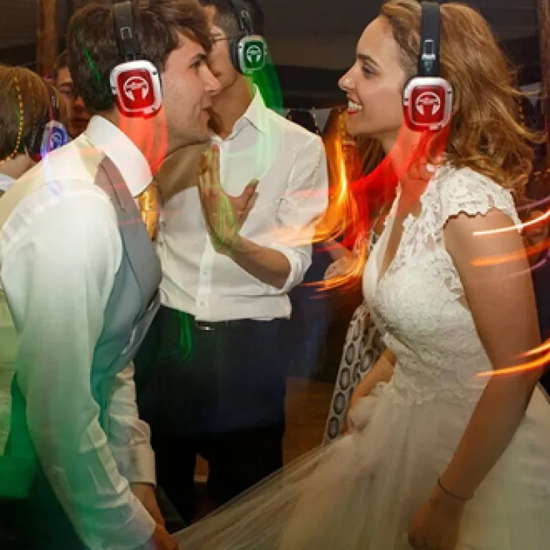 Novios bailando con cascos silent disco en su boda