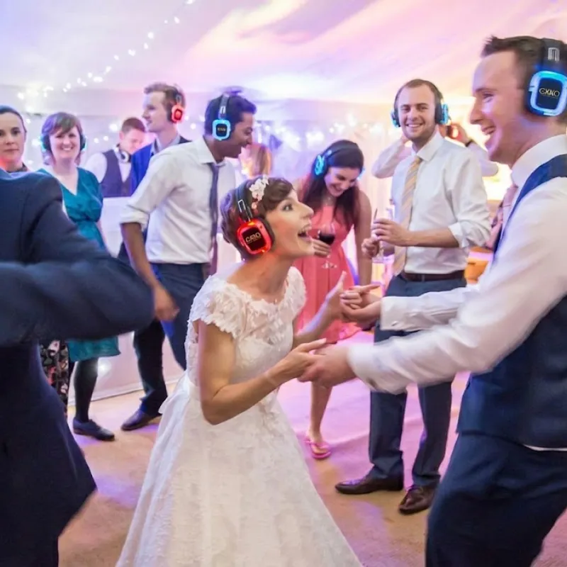 Boda con silent disco en Barcelona: invitados bailando con auriculares