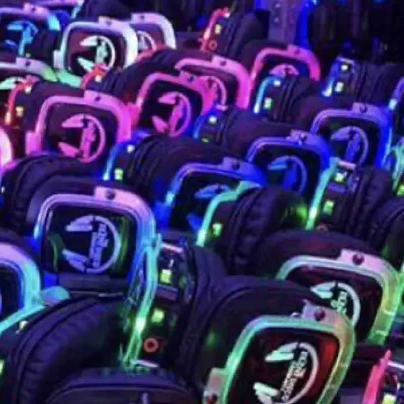 Evento nocturno en rooftop con auriculares iluminados