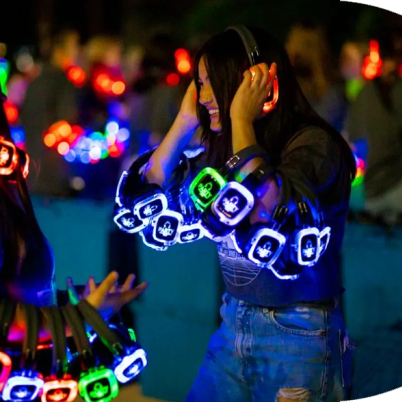 Público con auriculares LED de colores en un silent disco