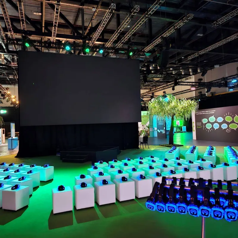 Auditorio de feria con butacas y auriculares preparados