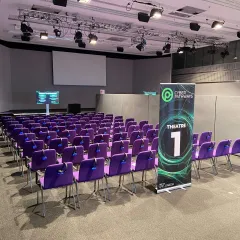 Sala de conferencias montada con sistema de audio silencioso