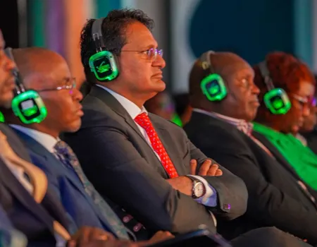 Asistentes con auriculares en un evento corporativo en Barcelona