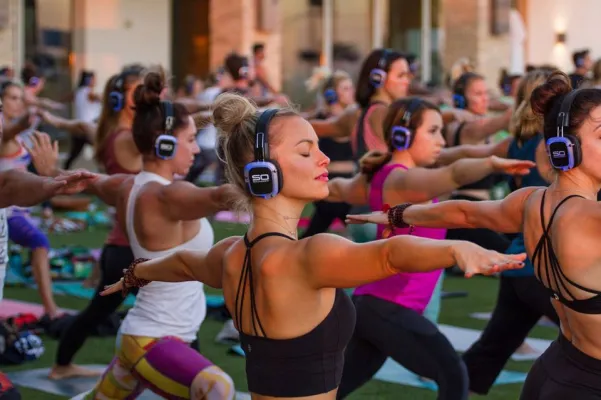 Clase colectiva al aire libre con auriculares inalámbricos