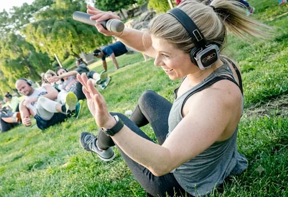 Entrenamiento al aire libre con cascos silent audio