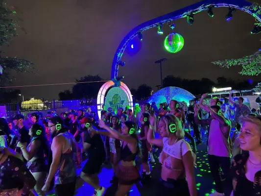 Fiesta al aire libre de noche con auriculares