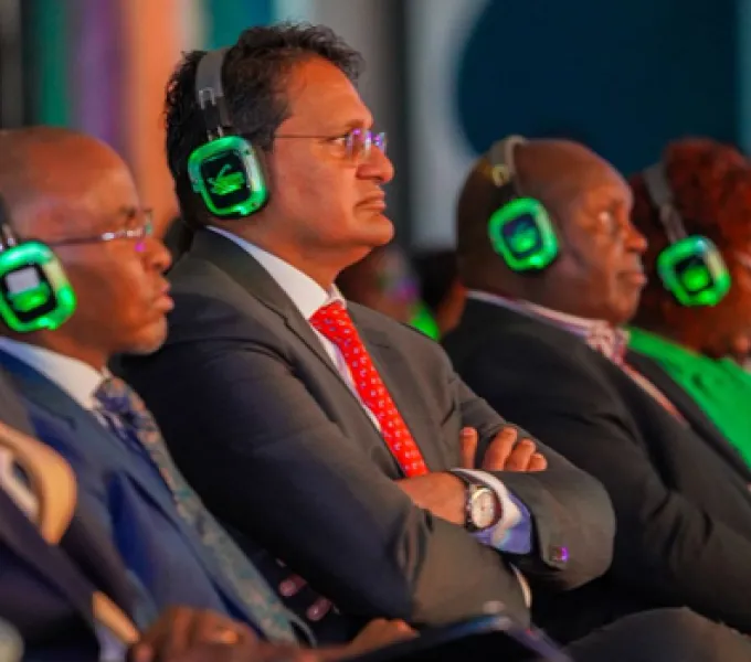 Asistentes con auriculares EKKO en un evento corporativo en Barcelona