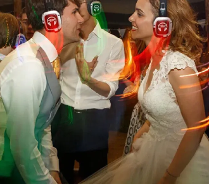 Novios bailando con cascos silent disco en su boda