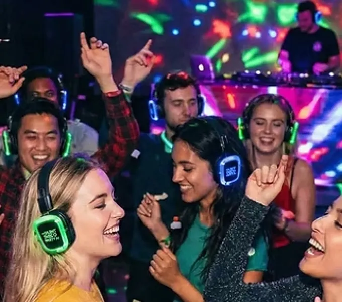 Grupo de amigos bailando en una fiesta silent disco