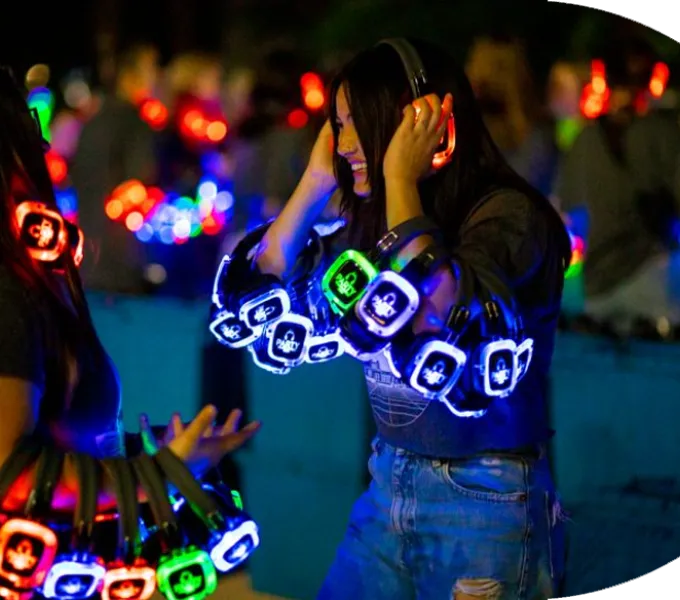 Público con auriculares LED de colores en un silent disco
